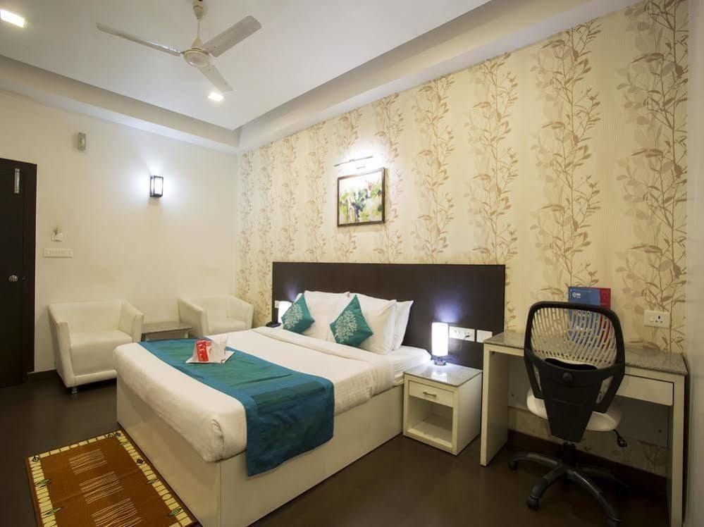 Oyo Rooms Near Cosmos Mall Силигури Экстерьер фото