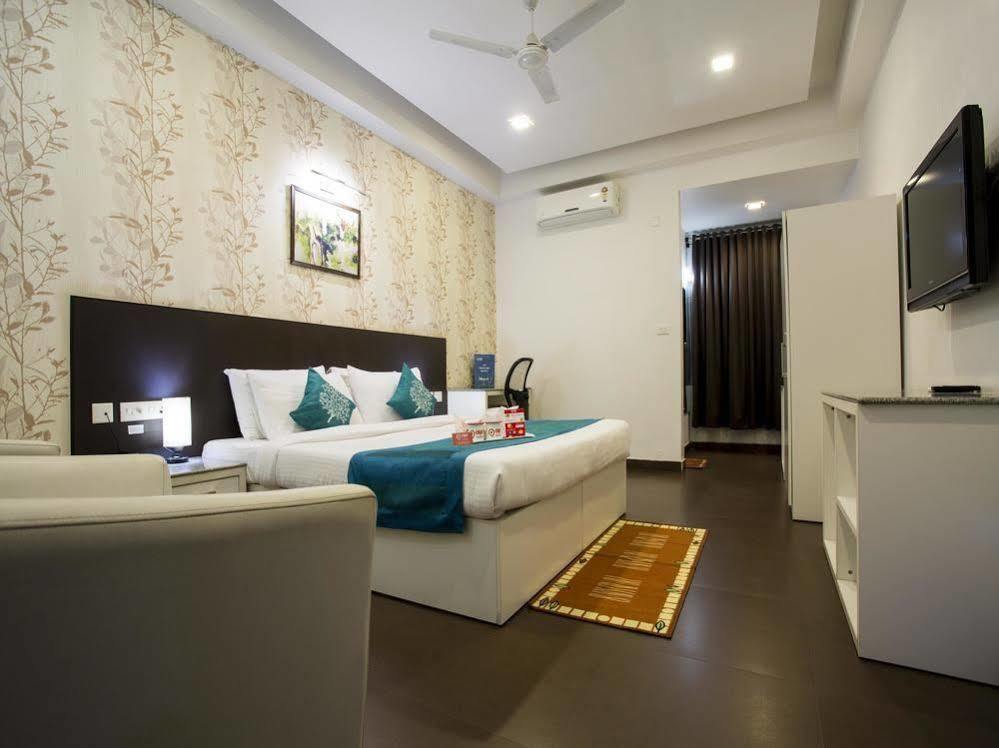Oyo Rooms Near Cosmos Mall Силигури Экстерьер фото