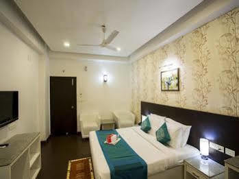 Oyo Rooms Near Cosmos Mall Силигури Экстерьер фото